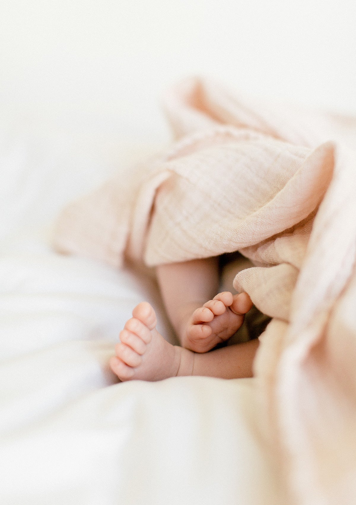 Baby Füsschen unter Musselin-Decke Petit Stellou NOOSHI Blanket Blush