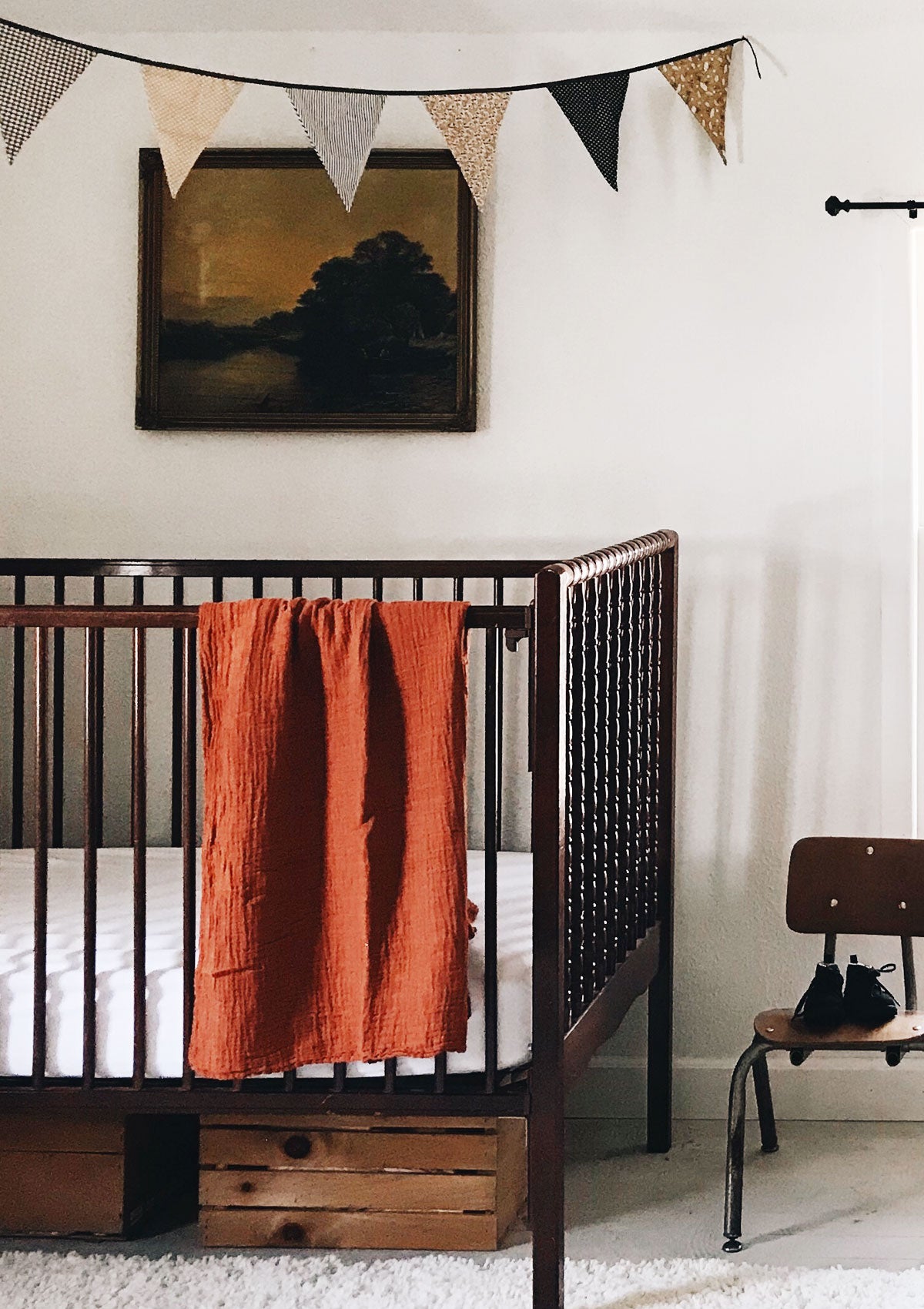 Babybett mit Petit Stellou NOOSHI Tuch rostrot Brick