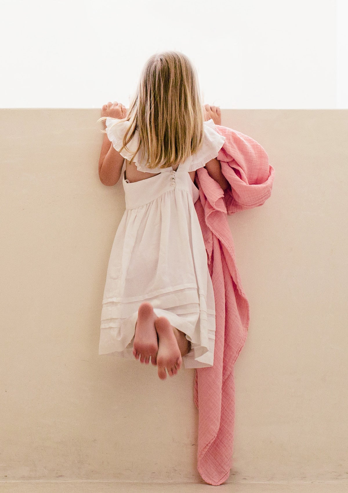 Mädchen mit Petit Stellou NOOSHI Tuch in Bubblegum pink