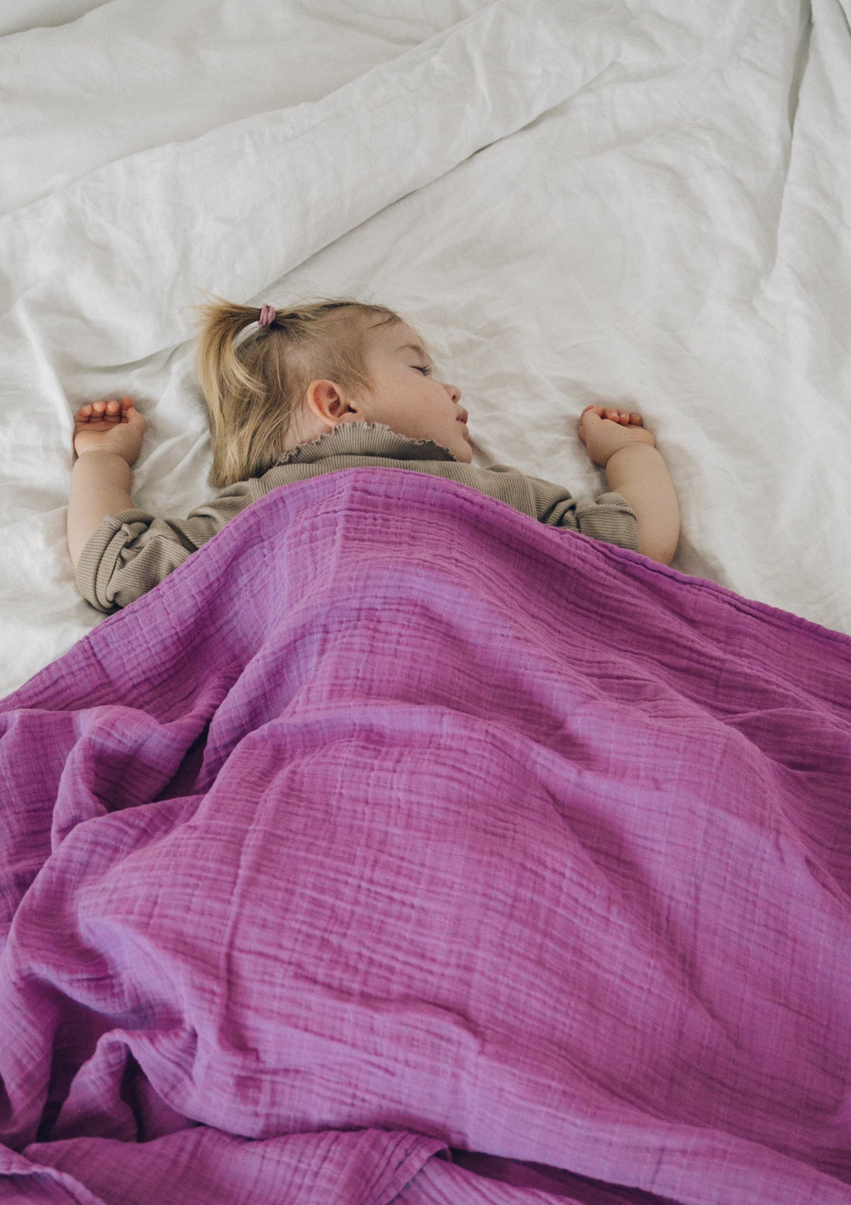 schlafendes Baby unter Petit Stellou Nooshi Decke