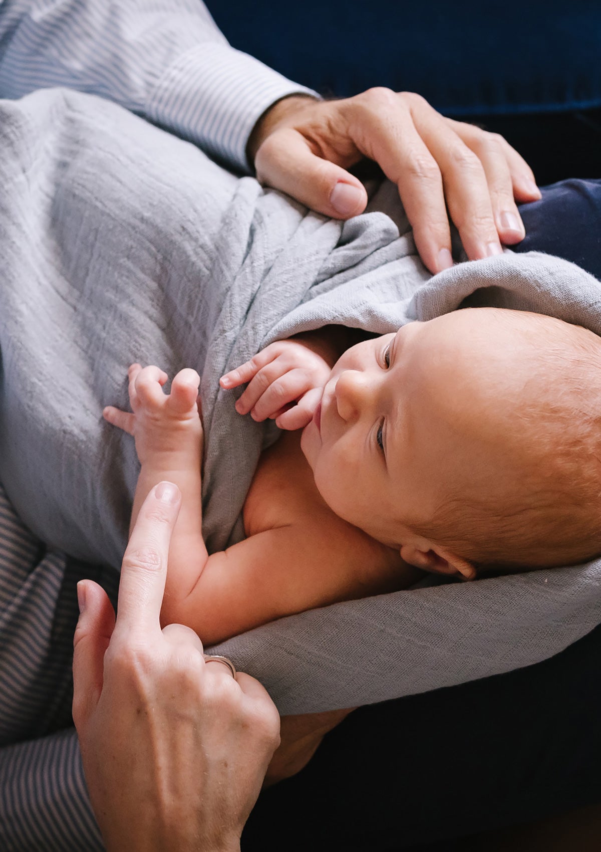 Baby in Petit Stellou NOOSHI Tuch eingewickelt Farbe blaugrau