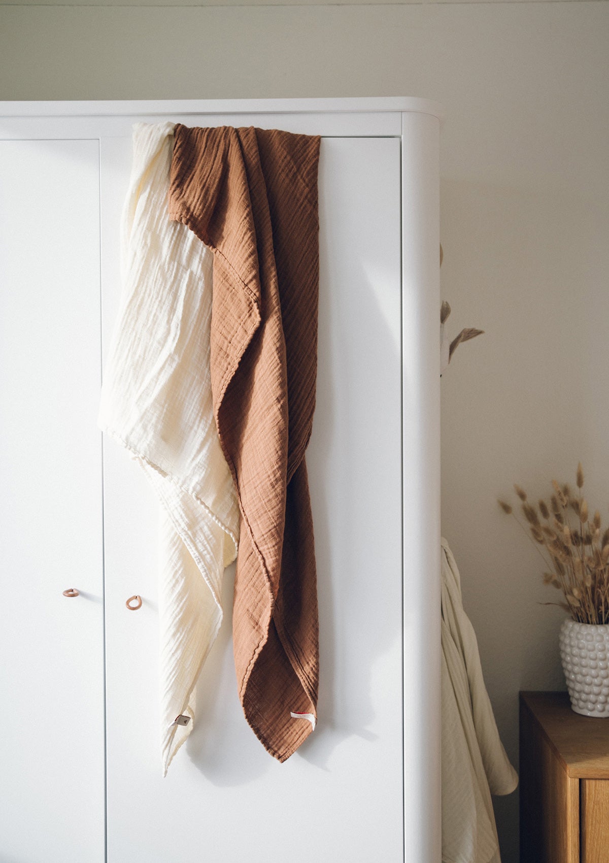 Interiorbild mit NOOSHI BLanket Hazel braun und Milk weiss