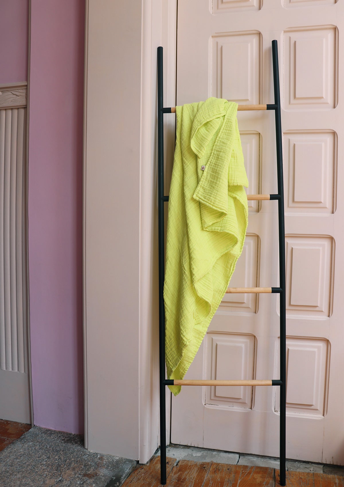 Interiorbild Petit Stellou NOOSHI Blanket Musselintuch Farbe Lime hellgrün