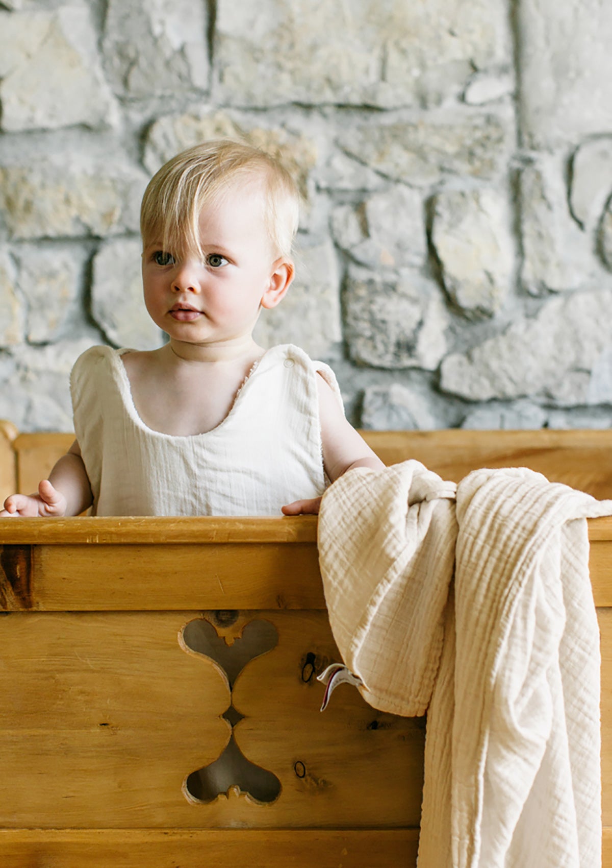 Kleinkind mit Musselintuch von Petit Stellou in der Farbe Sand beige