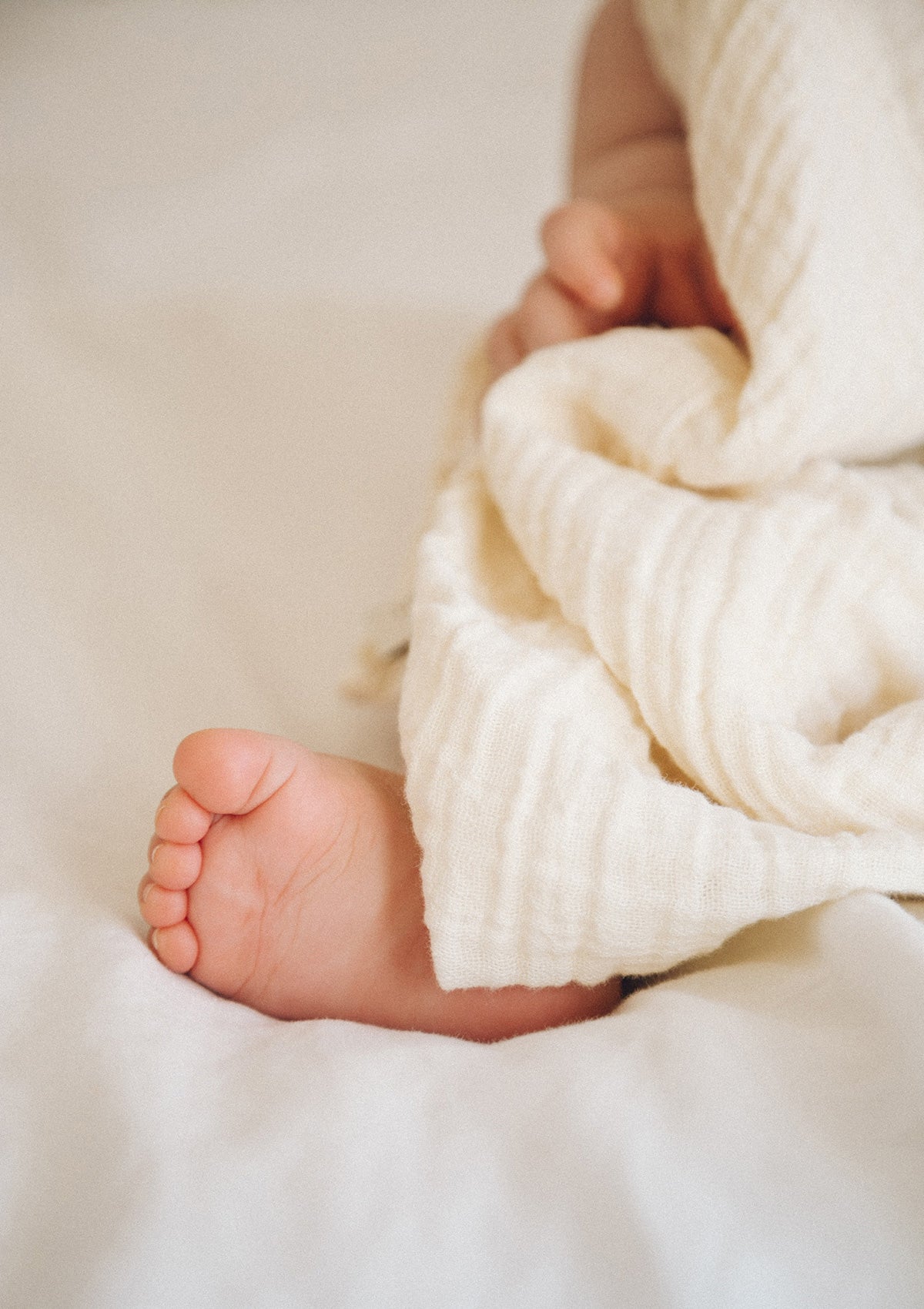 NOOSHI Cuddle Milk weiss von Petit Stellou. Baby-Fuss mit Musselintuch.