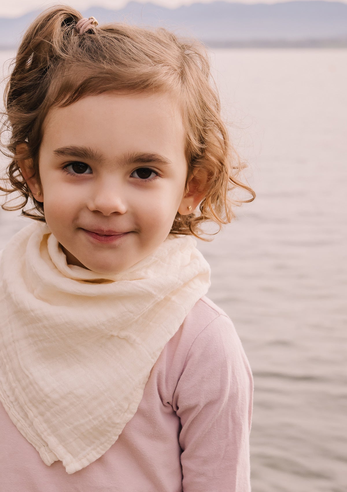 Kinder-Schal aus Musselin. Petit Stellou NOOSHI Cuddle Milk weiss