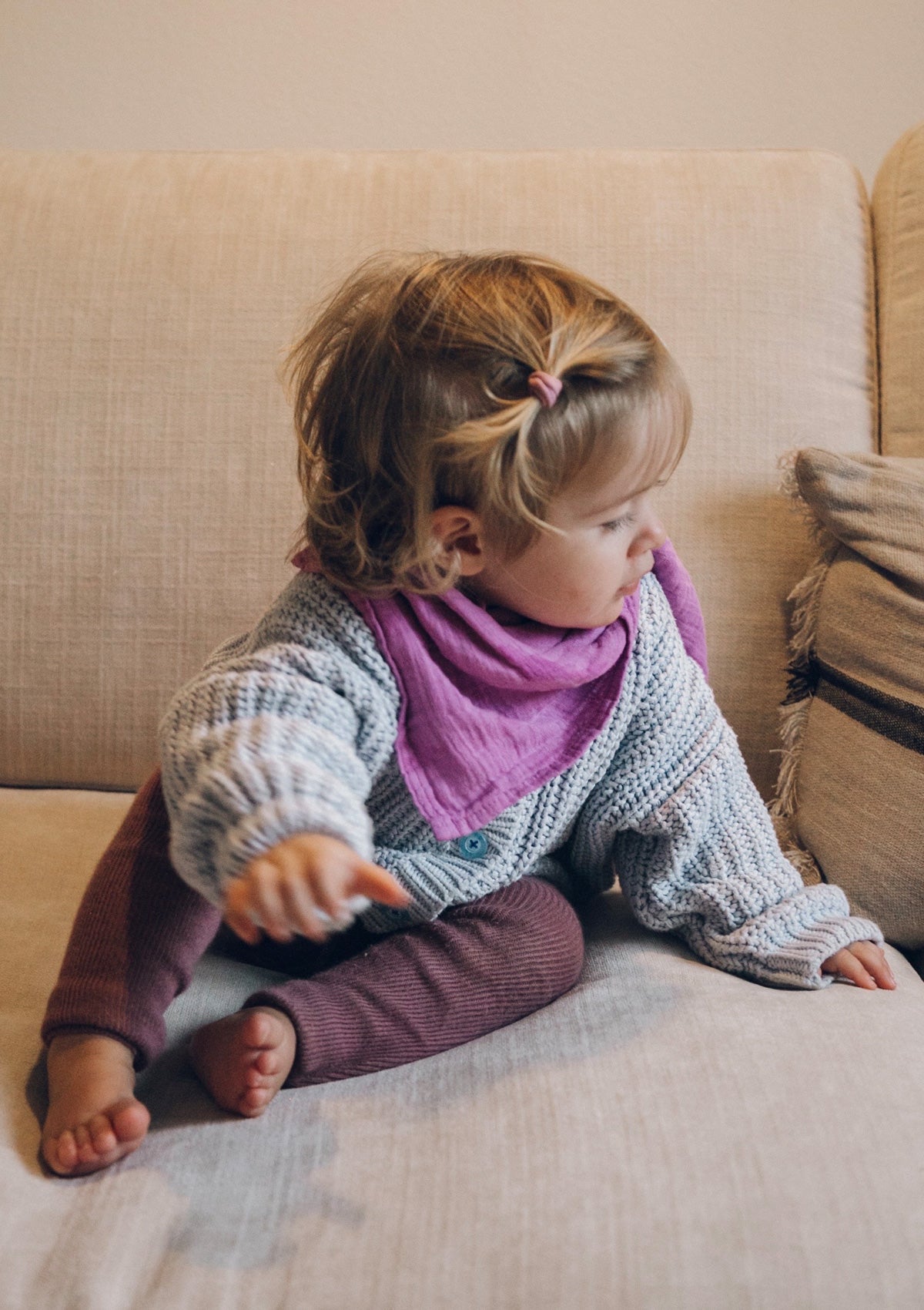 Kleinkind mit Halstuch aus Musselin. Petit Stellou NOOSHI Cuddle Crocus violett