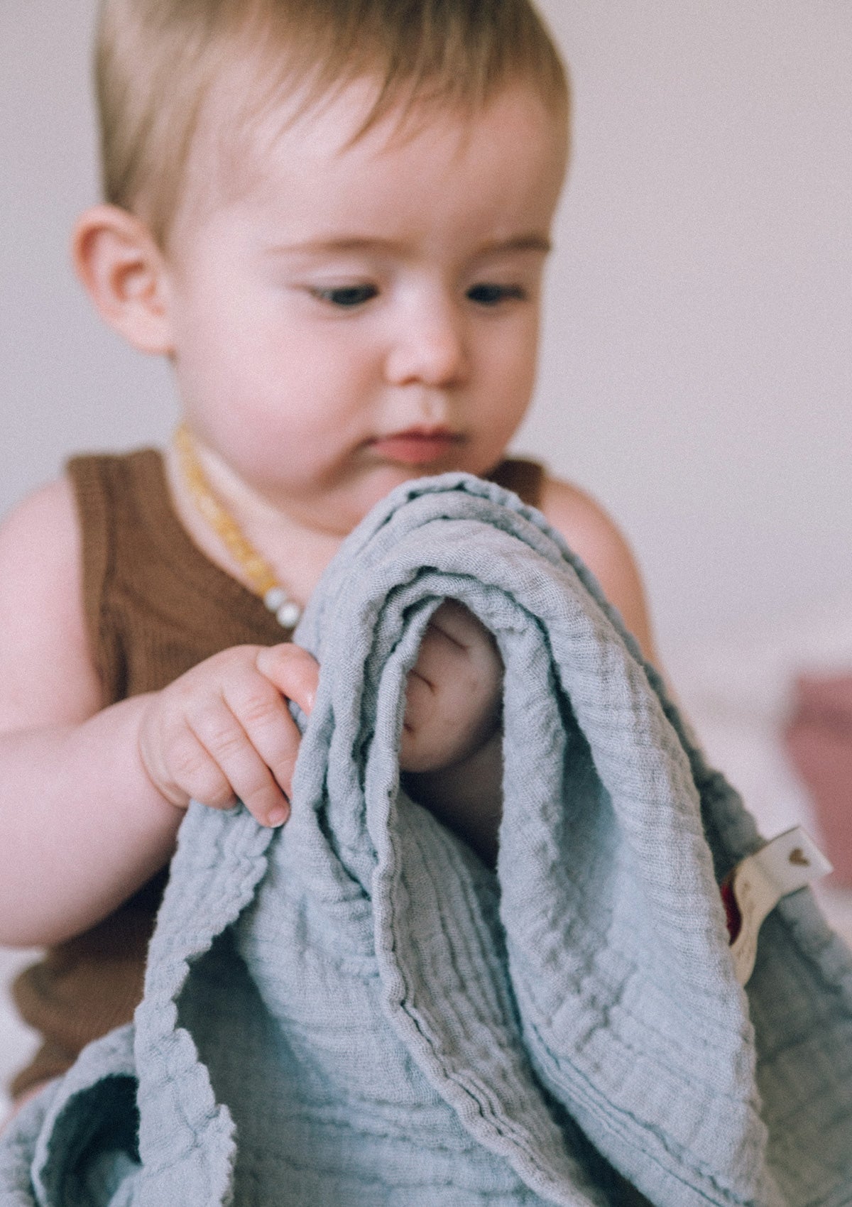 Petit Stellou NOOSHI Cuddle Elephant blaugrau