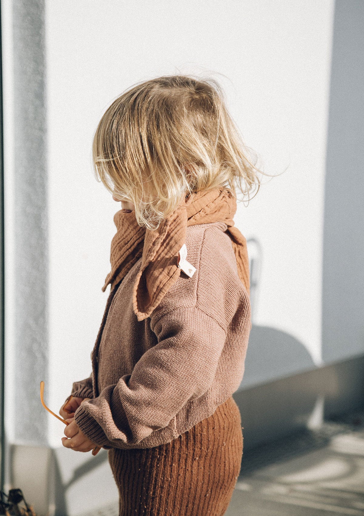 Kleinkind mit Nuschi-Schal. Petit Stellou NOOSHI Cuddle Hazel braun