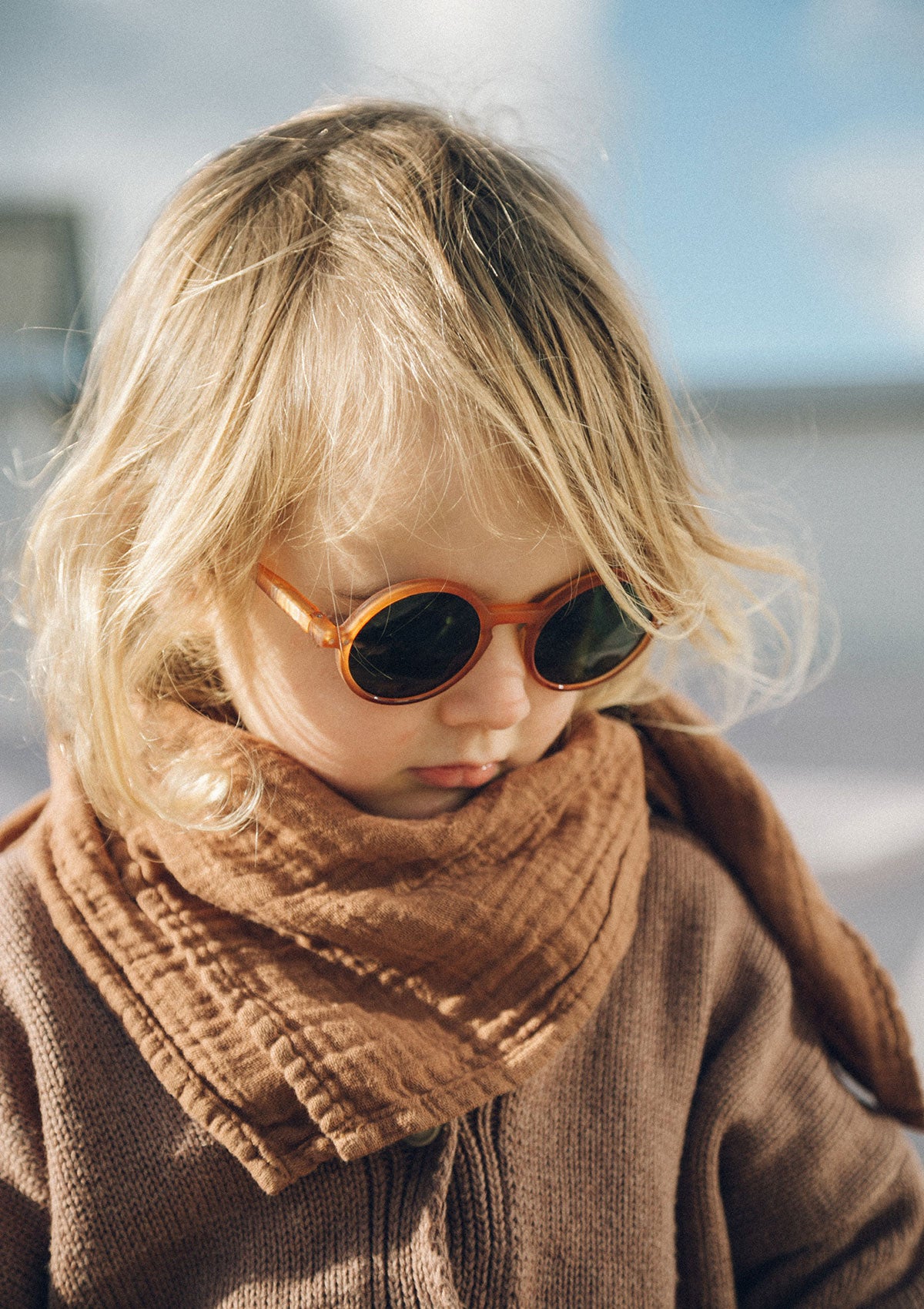 Kleinkind mit Nuschi-Schal. Petit Stellou NOOSHI Cuddle Hazel braun