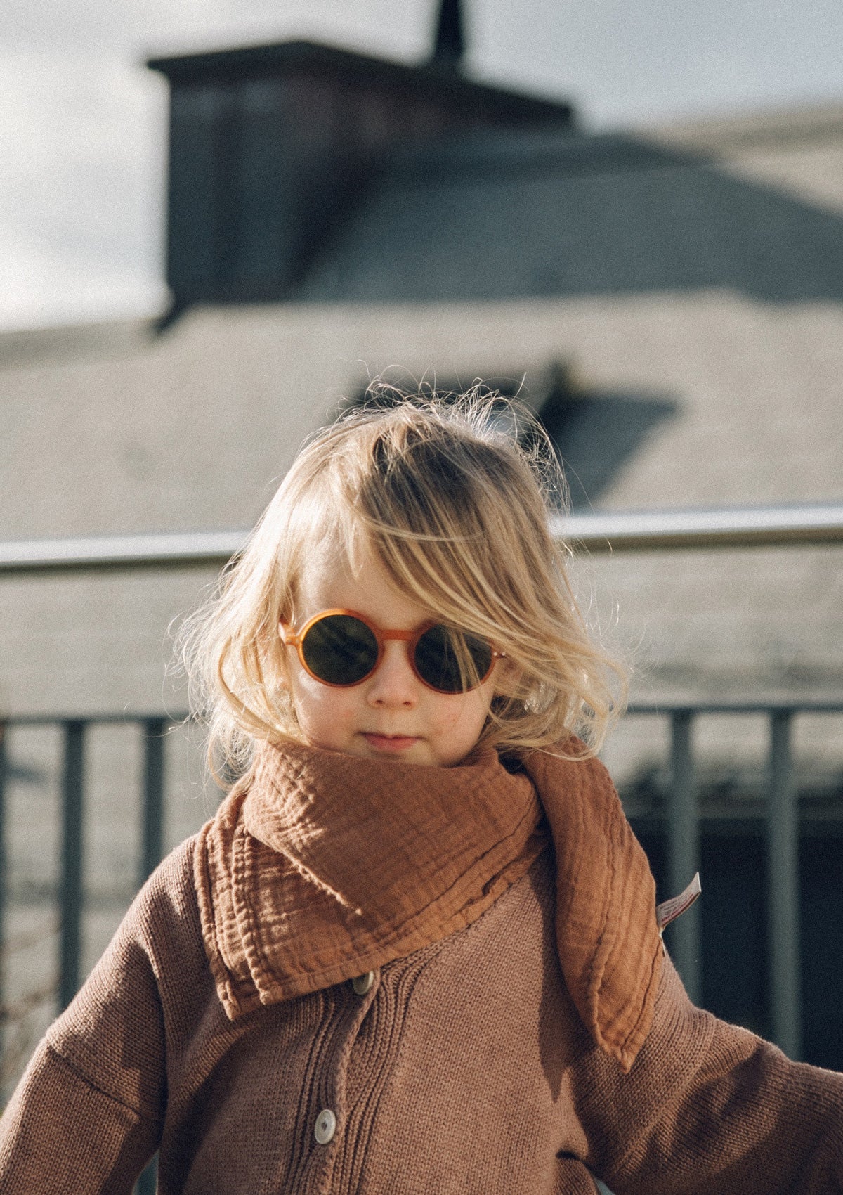Kleinkind mit Nuschi-Schal. Petit Stellou NOOSHI Cuddle Hazel braun
