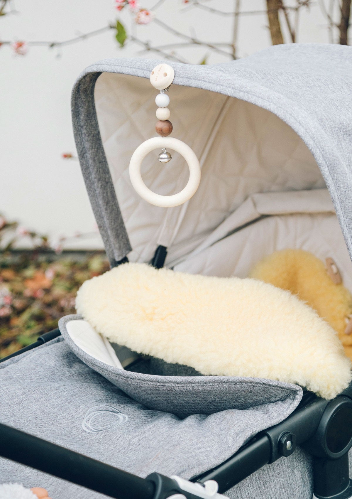 Baby Clip aus Holz mit Glocke braun