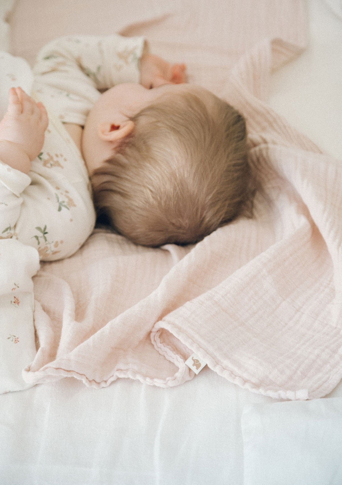 Baby schläft auf Petit Stellou NOOSHI Blanket Blush