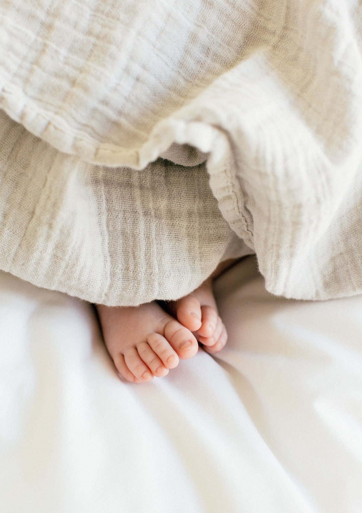Babyfüsschen mit Musselindecke hellgrau von Petit Stellou NOOSHI Blanket