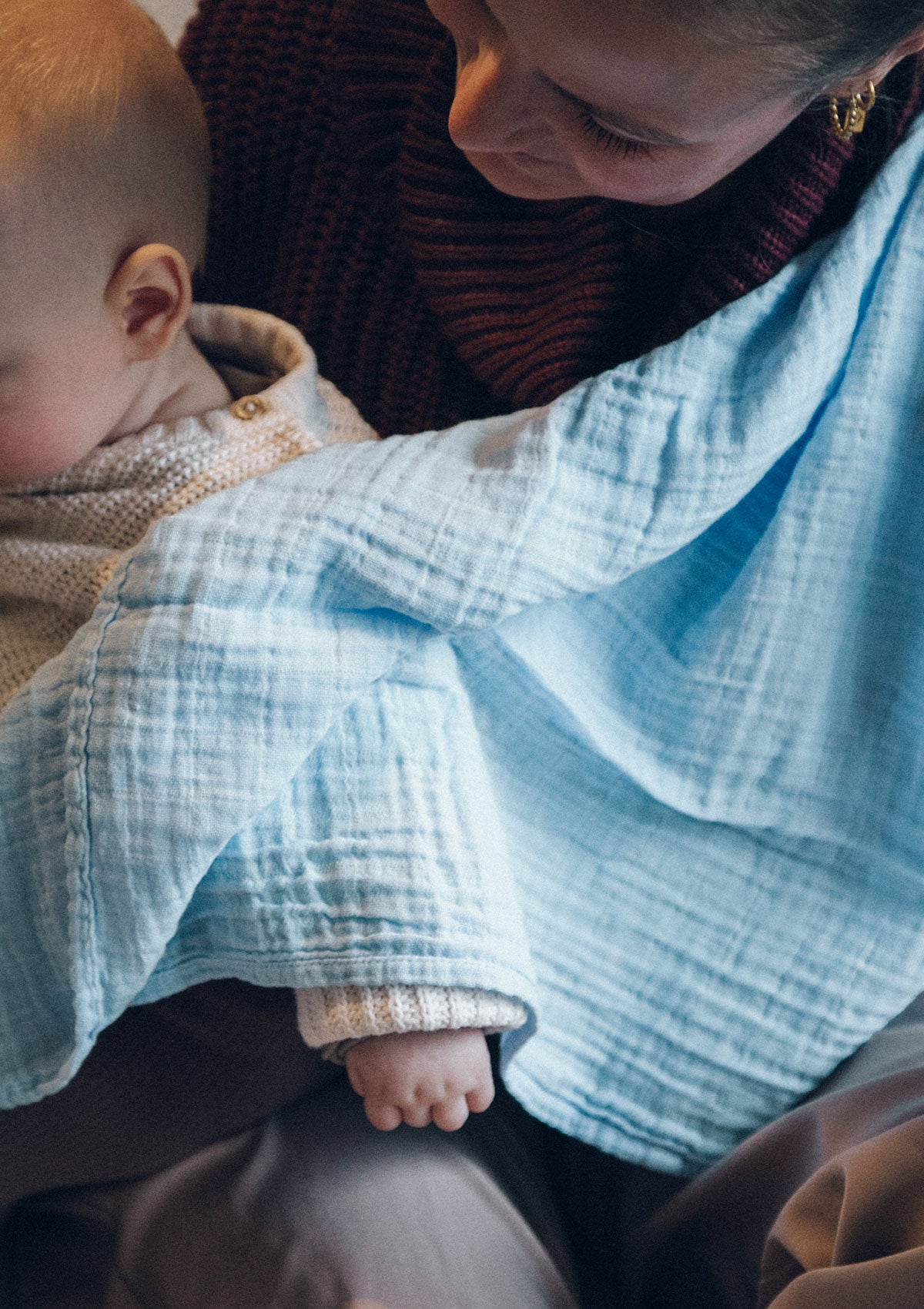 Mutter und Baby mit Petit Stellou NOOSHI Cuddle Sky hellblau