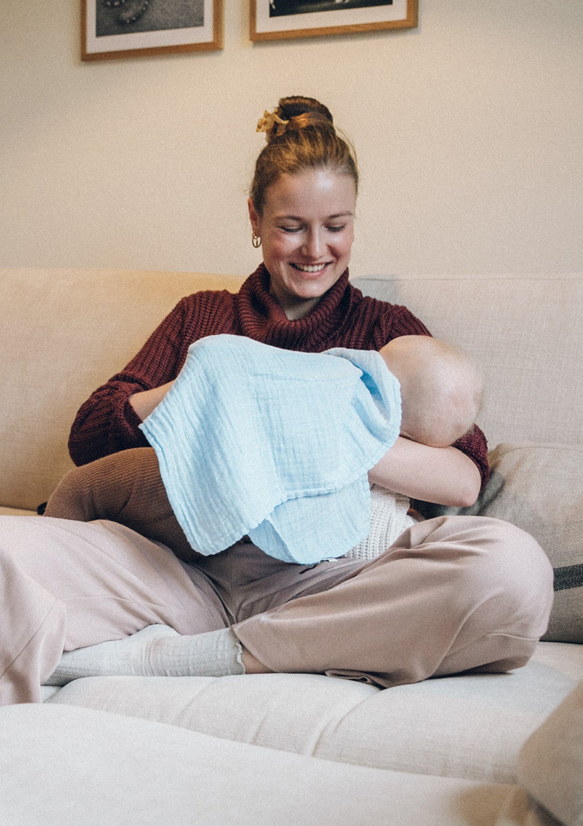 Mutter und Baby mit Petit Stellou NOOSHI Cuddle Sky hellblau