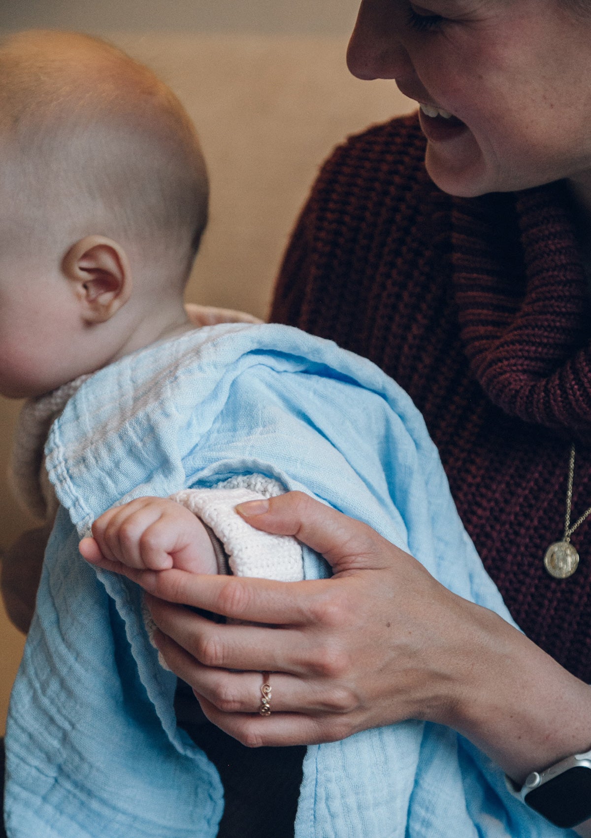 Mutter und Baby mit Petit Stellou NOOSHI Cuddle Sky hellblau