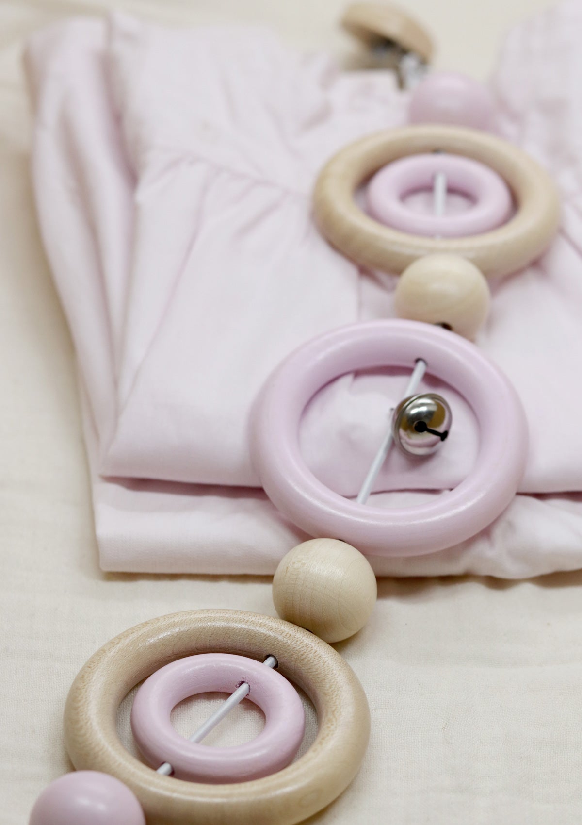 Baby Wagenkette aus Holzringen rosa